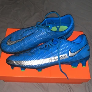 Fotbollsskor - Använts 1 gång Storlek:44