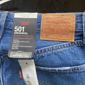 Ett par Levis jeans i modellen 501 till salu. Helt nya och aldrig använt. Ord pris 1250 men säljs för 700kr. Jag är 172 cm och dom är perfekta i längden. Tyckte bara inte om hur dom satt på mig. 