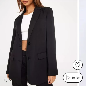 Oversized kavaj från Nelly  - Oversized kavaj från Nelly. Storlek 38, använd 1 gång ☺️ (Orginal pris 599 kr).