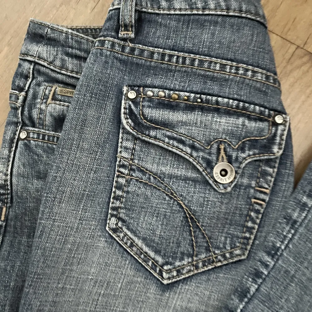 Trendiga mid waist jeans från ESPRIT i strl S. Nästan nyskick då de endast är använda ett fåtal gånger. Midjemått tvärs över: 37cm Längd: 102 cm Innebenslängd: 76 cm ✨Möts upp i Stockholm✨. Jeans & Byxor.