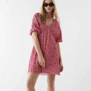 Gina klänning💓  - Jättesöt klänning från Gina som jag köpte i slutet av förra sommaren men aldrig fick chansen att använda, den är därför i nyskick🥰nypris 349 kr