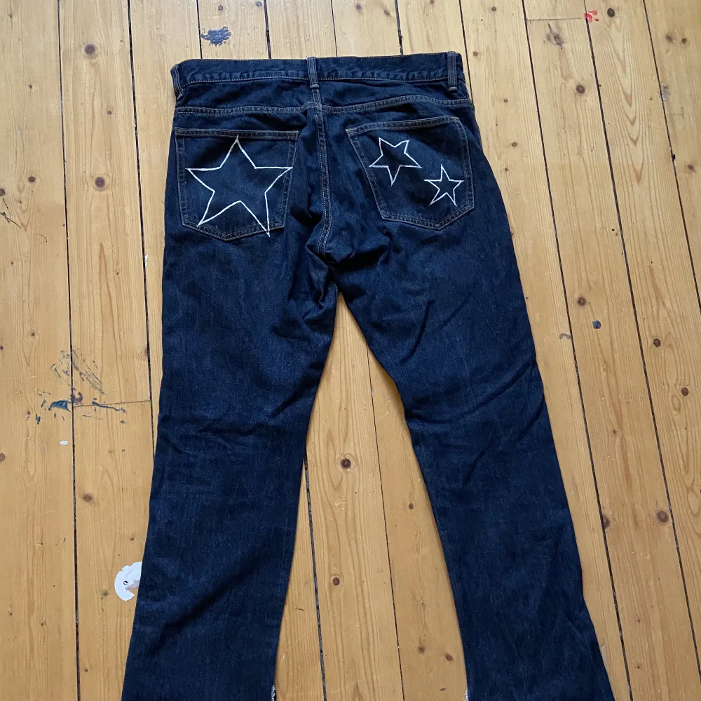 Ett par straight leg jeans med stjärnor på bakfickorna som jag har målat själv, har även rivit upp sömmarna längst ner så de ska få en mer flared look . Jeans & Byxor.