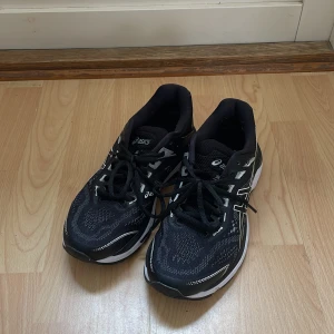 Asics  - Asics GT-2000. Använda fåtal gånger, endast inomhus.  Storlek 39