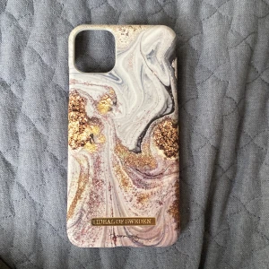 Mobilskal  - Ett mobilskal från ideal of Sweden, mycket bra skicka, inga repor eller fläckar. Osäker på storleken men den passar inte min mobil som är en iPhone 11 och 12. Tror iPhone 13. Original pris: 225kr