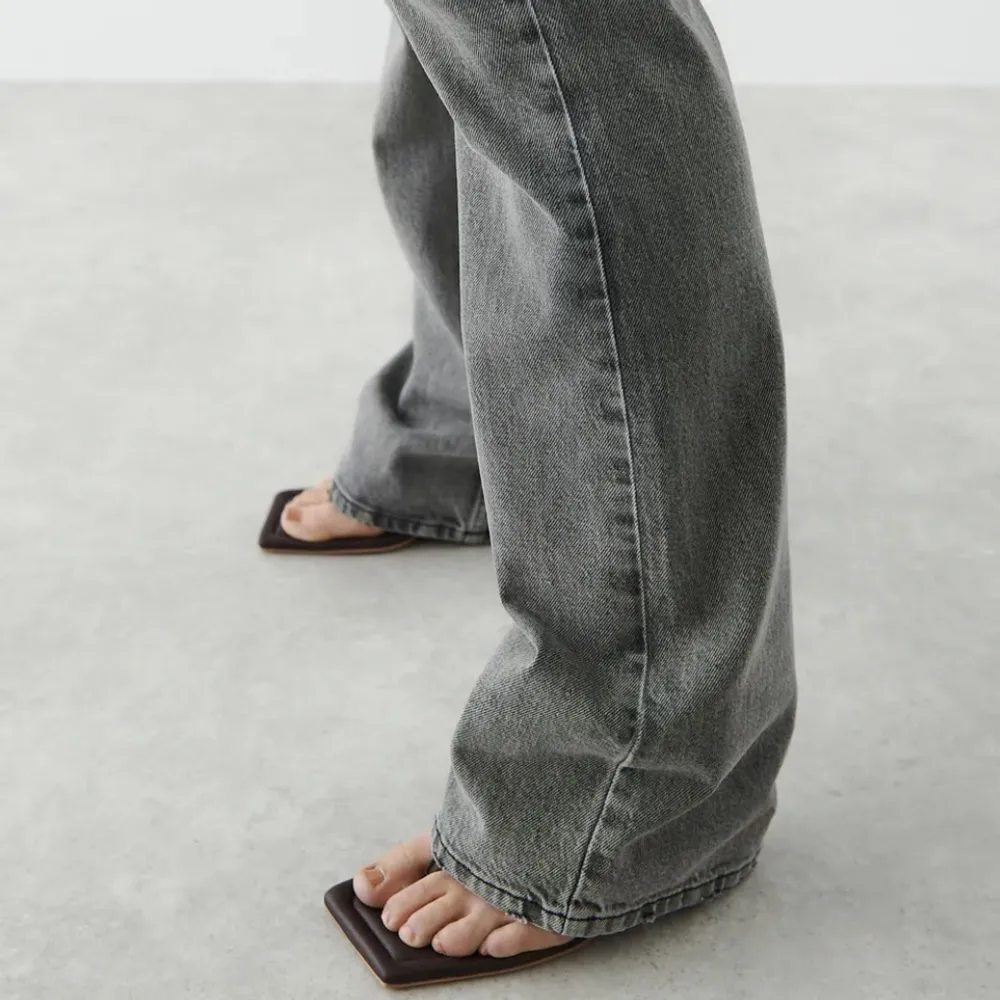 Helt nya jeans från ginatricot, använda en gång säljer pågrund av storleken inte passar mig. Köparen står för frakt . Jeans & Byxor.