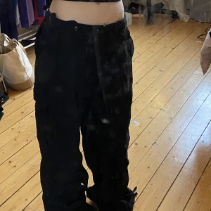 Oversized cargobyxor  - Ett par oversized cargobyxor ifrån brandit med justerbar midja. De har en liten färg fläck på knät! 