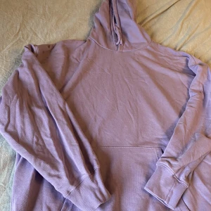 Lila hoodie  - Snygg färg