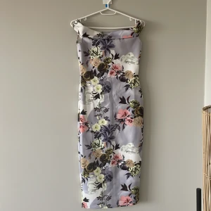 Bodycon klänning - Väldigt fin klänning i skön stretchig material. Knälång. I helt ny skick. Köpt från Boohoo. Storlek 6 i UK, passar en S.