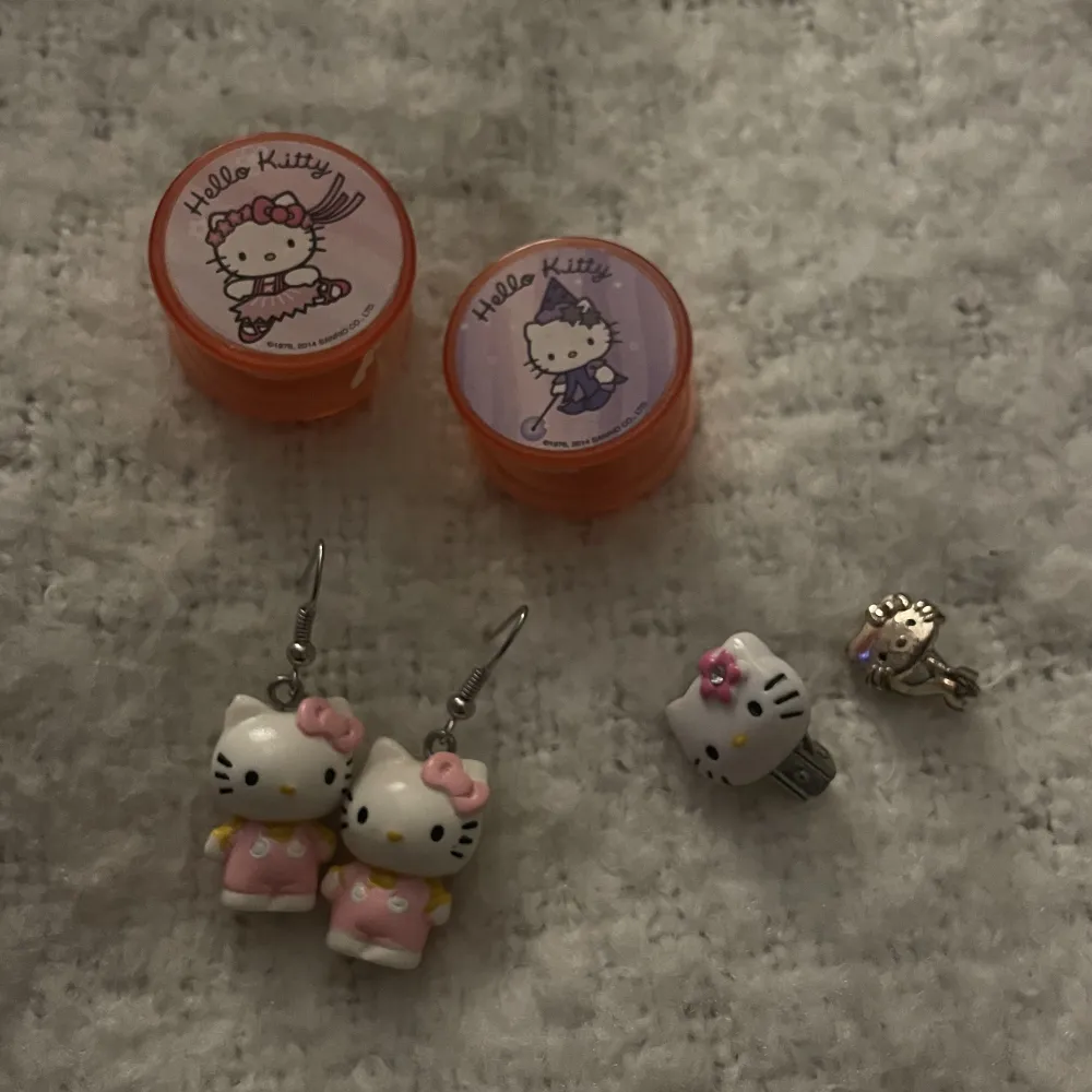 Hellokitty smycken + två hellokitty jojos💗Man behöver inte köpa allt tillsammans utan man kan köpa enskilda saker. Priset är diskuterbart!. Accessoarer.