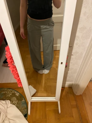Mörkgröna byxor - Dom är nervikta på bilden!! Superfina men dom kommer ej till andvändning av mig. Inga defekter eller skador. Jag är 166 cm❤️