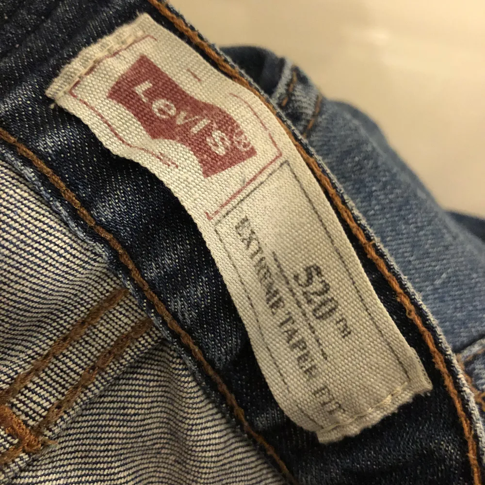 As snygga Levis jeans. Low rise. Väldigt vintage. De är i storlek 16, men passar perfekt på mig. . Jeans & Byxor.