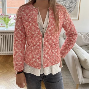 Vår jacka  - As nice vår jacka som funkar som både en jacka men också som en kofta typ ! Super fin och jättegullig 