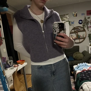 Stickad väst - Stickad väst från weekday, lila o väldigt fin:) säljer eftersom det inte riktigt är min stil. Originalpris 450kr, använd två gånger.