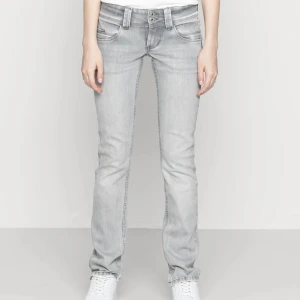 Pepe jeans - säljer dessa lågmidjade pepe jeans, säljer då dom är lite för stora i midjan på mig💗 nypris: 999, kan tänka mig gå ner i pris vid snabb affär