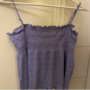 Mango topp - Säljer denna så fina blå/lila mango topp! Den är så fin nu till ett pa breaks och till sommaren till shorts!! . Storlek M men passar xs-m