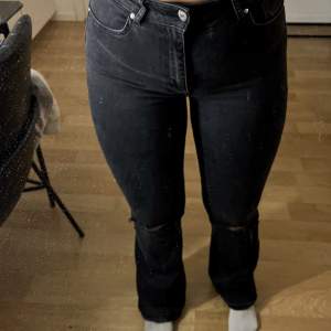 Svarta bootcut jeans med självgjorda hål på knäna🖤 Storlek M. Väldigt snygga, stretchiga och sköna att bära!! Lite slitna längst ner på benen för de är ganska långa på mig som är 160cm. Utöver det är de i väldigt bra skick!