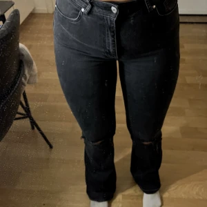 Jeans - Svarta bootcut jeans med självgjorda hål på knäna🖤 Storlek M. Väldigt snygga, stretchiga och sköna att bära!! Lite slitna längst ner på benen för de är ganska långa på mig som är 160cm. Utöver det är de i väldigt bra skick!