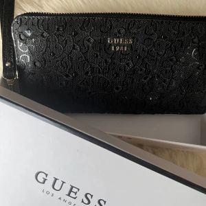 Guess plånbok (ny) - Köpt från guess butik i italien för 700kr. Helt oanvänd. 