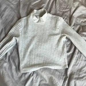 Jättefin ribbad tröja från hm som inte används mer säljs för 80kr+ frakt  Nypris:199