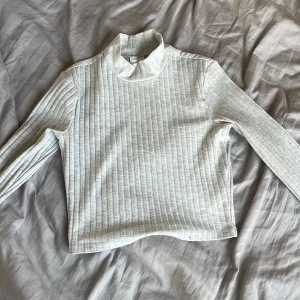 Hm tröja  - Jättefin ribbad tröja från hm som inte används mer säljs för 80kr+ frakt  Nypris:199