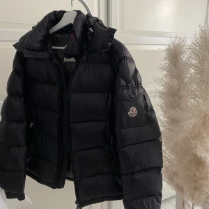 Moncler maya  - Intressekoll!  Vill sälja min moncler maya jacka som är i väldigt fint skick!  Svart, stl. 2.  Den är sparsamt använd och jag har tagsen kvar. Kan frakta men köparen står för frakten! 💞