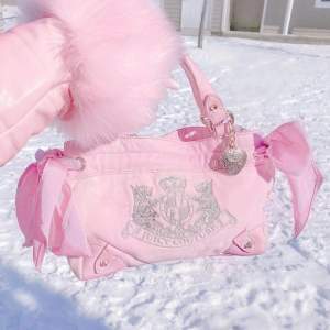 söker efter en rosa/vit juicy couture väska!! jag kan ge allt upp till 500kr  om du har en rosa juicy väska snälla lmk!! jag behöver en så mkt för att jag inte äger en väska atm >.<