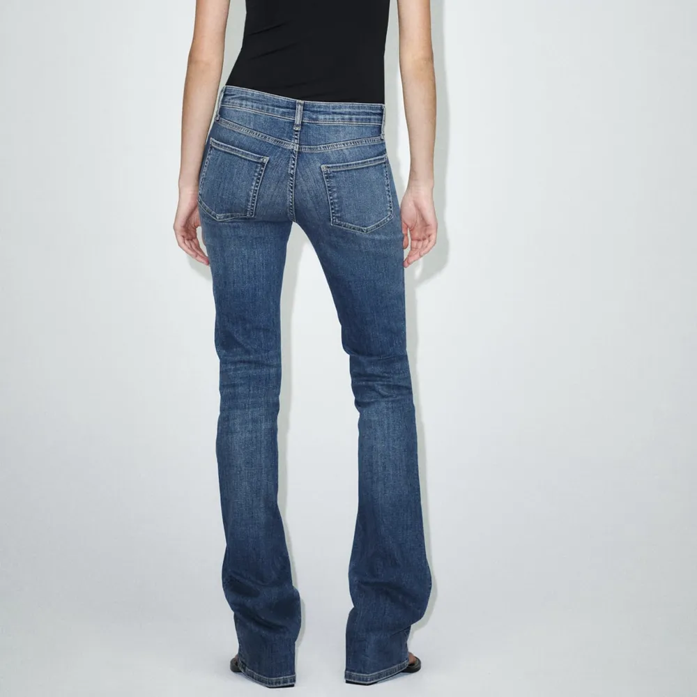 Low waist jeans från zara använder 2 gånger säljer då dom är förstora . Jeans & Byxor.