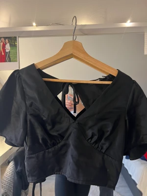 Svart topp - Super fin svart topp, aldrig använd! S 