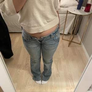 sjukt snygga lågmidjade levis jeans i asfin ljusblå tvätt säljer då dem tyvärr blivit försmå, toppen skick inget slitage. strl 27/32 dem är förlånga på mig som är 154. modellen står som straight men på mig är dem mer bootcut! skriv till mig för mer info😘💝