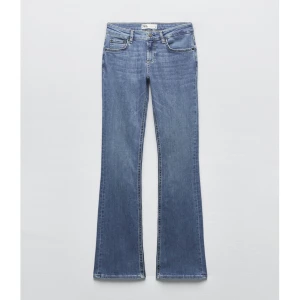 Zara jeans low waist - Säljer dessa superfina jeans från zara i storlek 36, de är endast använda 1 gång 💕Low waist och långa i benen!