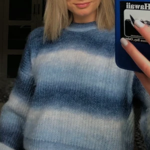 Blå stickad tröja  - Säljer denna jättemysiga tröja, som inte kommit till användning. Använd ca 3 gånger och i ny skick. Pris kan diskuteras och skriv dm för fler bilder🫶🏻