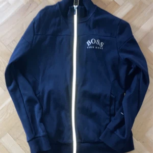 Hugo Boss Zipup kofta - En hugo boss ”kofta” som köptes förlängesen. Nypris ligger på 1200kr.