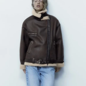 Teddyjacka -  fin jacka från zara som tyvärr inte var min stil! Kan sälja vid bra bud då ord.oris är 999kr! Inga defekter! KOLLA GÄRNA MIN PROFIL, vill bli av med allt!