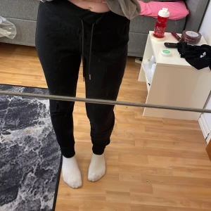 Mjukisbyxor  - Jätte sköna svarta mjukisbyxor från h&m. Inte så tjocka!  Storlek S Köparen står för frakt 