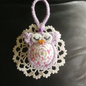 Unika /egenvirkad uggla hänge  - Nytt. Jätte söt virkade uggla. Kan hänga på väska och nycklar mm. själv uggla är 7cm *7cm utan hängsnör. Fyllning av polyfiber. Jag samfraktar gärna. Fotobevis skickar jag alltid till köpare. 