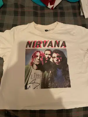 Vit nirvana t-shirt köpt i sommras. Använd några få gånger.