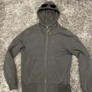 Cp Company zip hoodie - Säljer min cp company zip hoodie, använt få gånger. Storlek L men passar även M