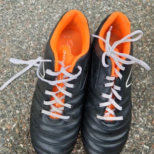 ... - Oanvända fotbollskor storlek 35