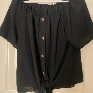 Svart blus  - Svart blus med knappar o en Knut längst ner, använd endast vid provning säljs då de inte är min stil 