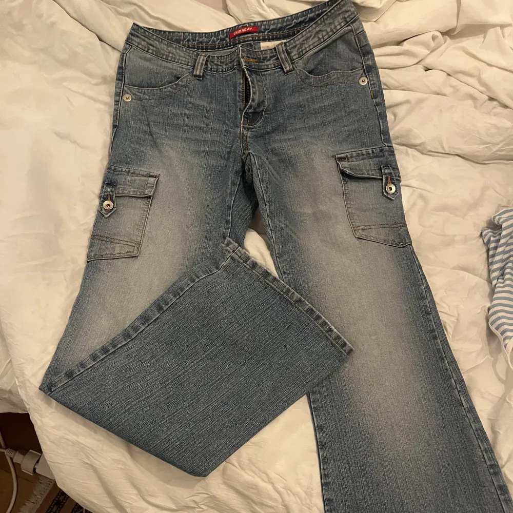 Jätte snygga lågmidjade jeans med fickor på sidorna. Jag e 178 och dom passar mig i längden skulle säga dom sitter som en 38 då dom inte har någon storlek i🥰🥰. Jeans & Byxor.