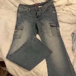 Low waist - Jätte snygga lågmidjade jeans med fickor på sidorna. Jag e 178 och dom passar mig i längden skulle säga dom sitter som en 38 då dom inte har någon storlek i🥰🥰