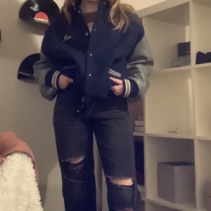 Svarta visa jeans  - Jätte bra skick. Dem är vida i modellen med midjan är väldigt liten