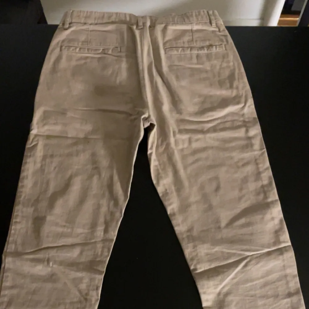 Beige cargo/chino stil byxor från H&M, inget resorband vid fötterna. Jeans & Byxor.