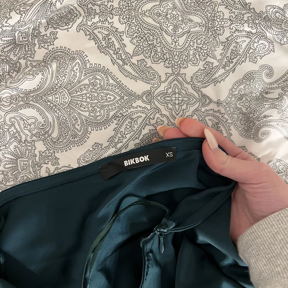 Siden topp från bikbok i grön med öppen rygg i xs. Mitt pris 100kr+frakt, då många visat intresse lägg ett bud om du vill köpa☺️. Toppar.