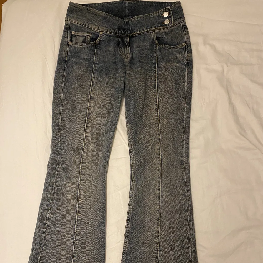 Lågmidjade jeans från weekday i modellen millenial, utan bakfickor och snygg detalj på framsidan. . Jeans & Byxor.