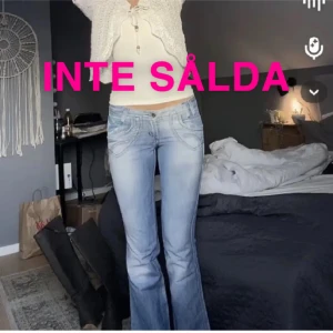 Lågmidjade jeans - Jeans köpta på secondhand 💕Säljer för att jag inte använder dom💕 Passar perfekt på mig som är 175💖  Innerbenslängd:81,5cm Midjemått:38cm   Direktpris: 700 + frakt 💖
