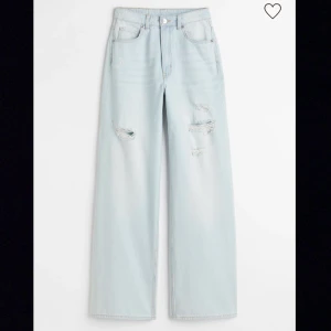 Oanvända H&m jeans  - Slutsålda h&m jeans som jag aldrig använt. Kostade 299kr nya men säljer för 79kr+frakt. Hade suttit nice o baggy på mindre storlekar också