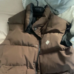 Canada goose väst - En brun jätte fin och skön canada goose väst, passar mig som är s/m i kläder 