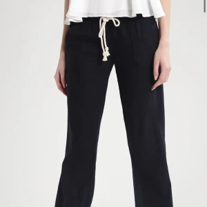 Linnebyxor roxy - Säljer mina superfina linnebyxor från Roxy! Köpte på zalando förra året men dom har knappt kommit till användning. Dom är mörkblåa och lågmidjade i M med ett fint snöre. Sitter minst lika fint på en S-L. 