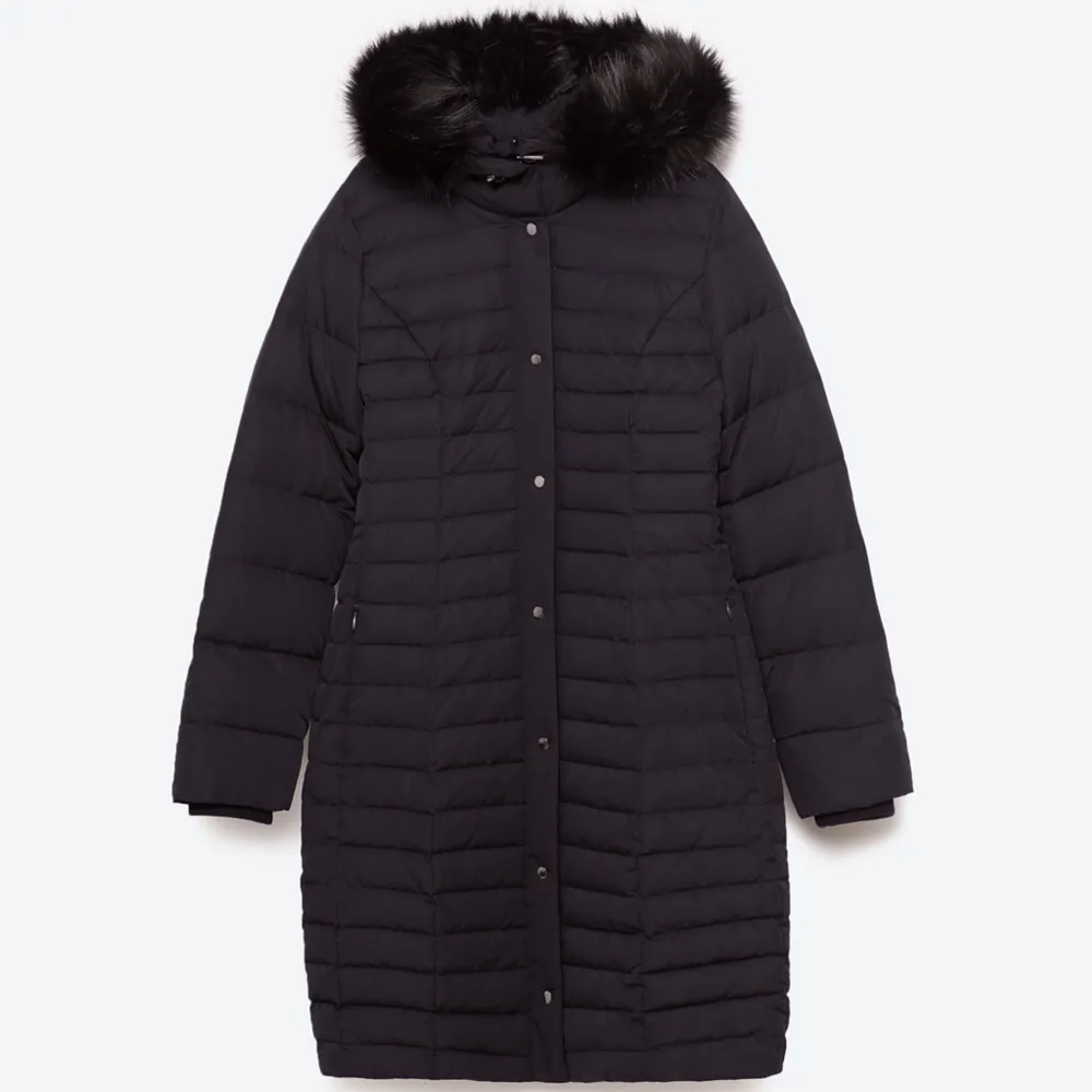ZARA dark blue puffer coat. It gives a really good protection from the wind. Detachable hood with faux fur. Zipper could be replace as it sometimes won't go up or down. Size M  Pick up available in Kungsholmen  Please check out my other items! :) . Jackor.